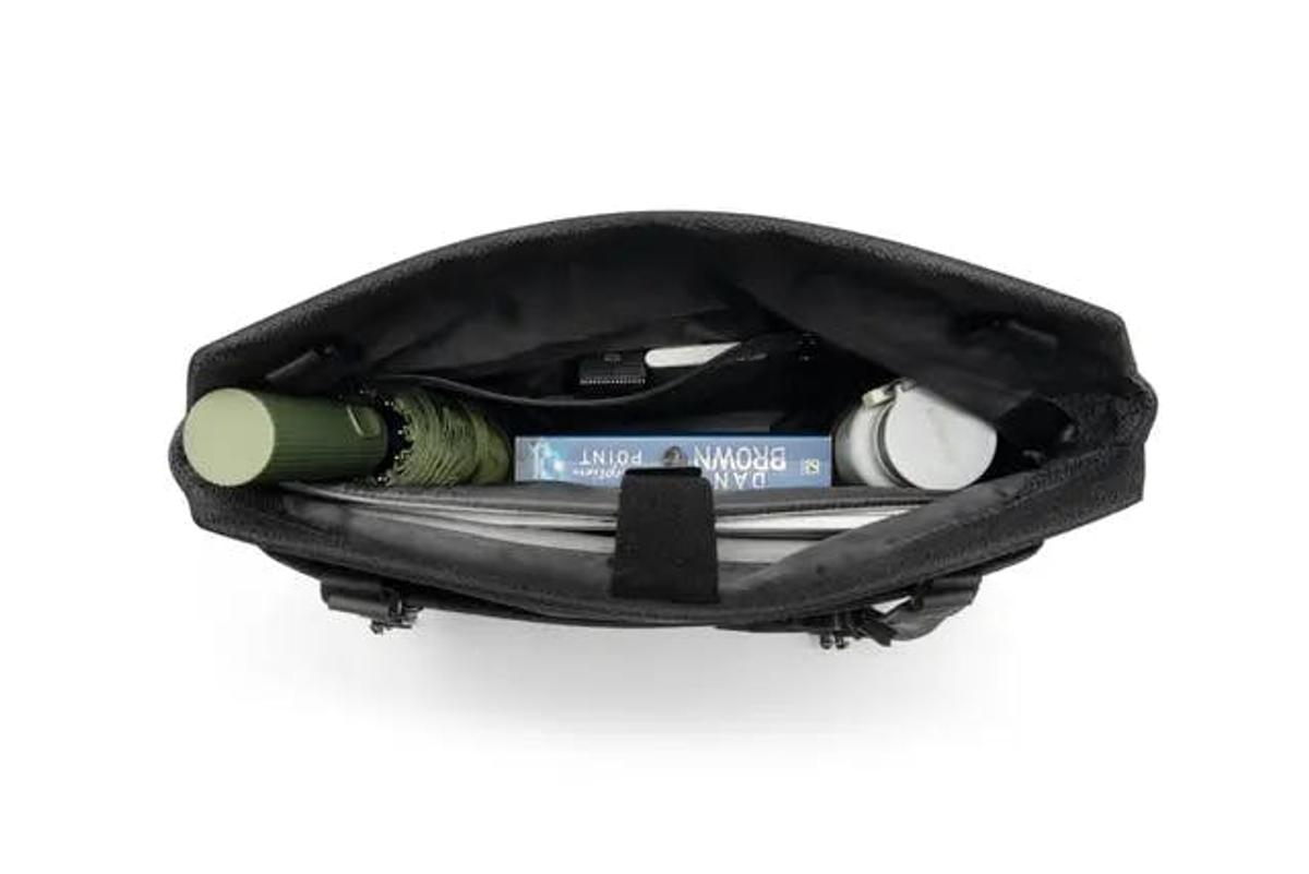 外出用のバッグはこれ一つで回せそう。 レコードが収納できる大容量 