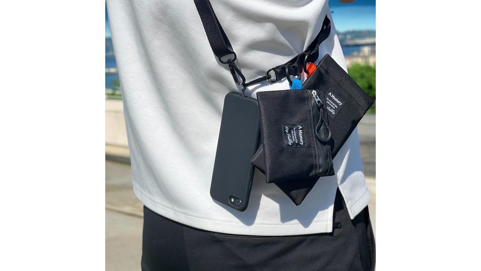 小物はぶら下げるのがラク！ 手ぶらでスマホ・鍵を持ち歩ける新感覚