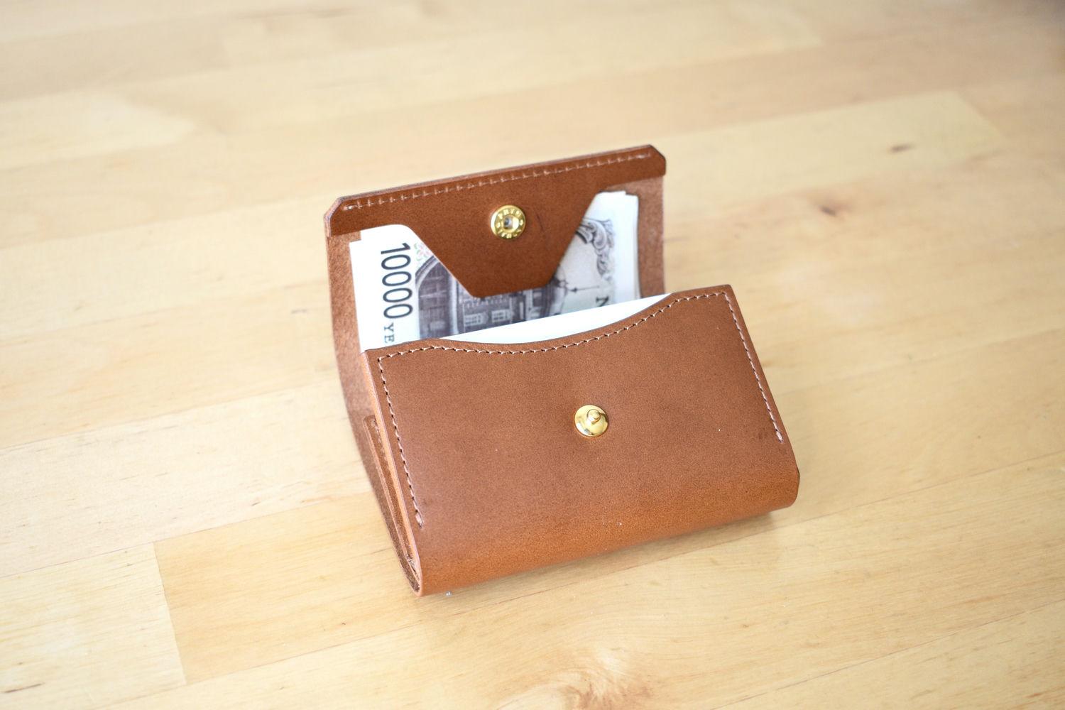 極小なのに取り出しやすい。支払い時もストレスフリーなコンパクト財布
