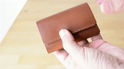 極小なのに取り出しやすい。支払い時もストレスフリーなコンパクト財布