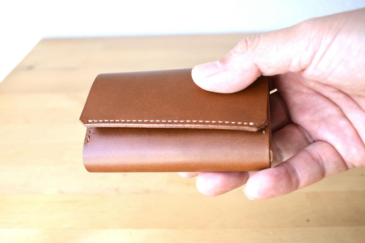 極小なのに取り出しやすい。支払い時もストレスフリーなコンパクト財布