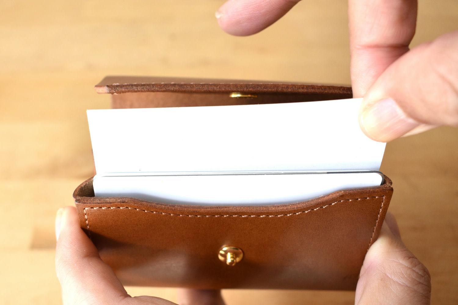 極小なのに取り出しやすい。支払い時もストレスフリーなコンパクト財布