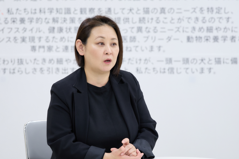 田村朱紀さん<br>CFA ジャパンリジョナルディレクター、CFA オールブリードジャッジ。10歳のときに猫を迎え、母親と訪れたキャットショーで見たジャッジに憧れ、1998年に日本最年少でCFAジャッジとなる。2024年6月にCFA ジャパンリジョナルディレクターに就任。