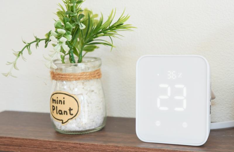 「SwitchBot ハブ2」は、温湿度計、スマートボタン、スマートハブなど便利な機能を多数搭載するスマートリモコン。