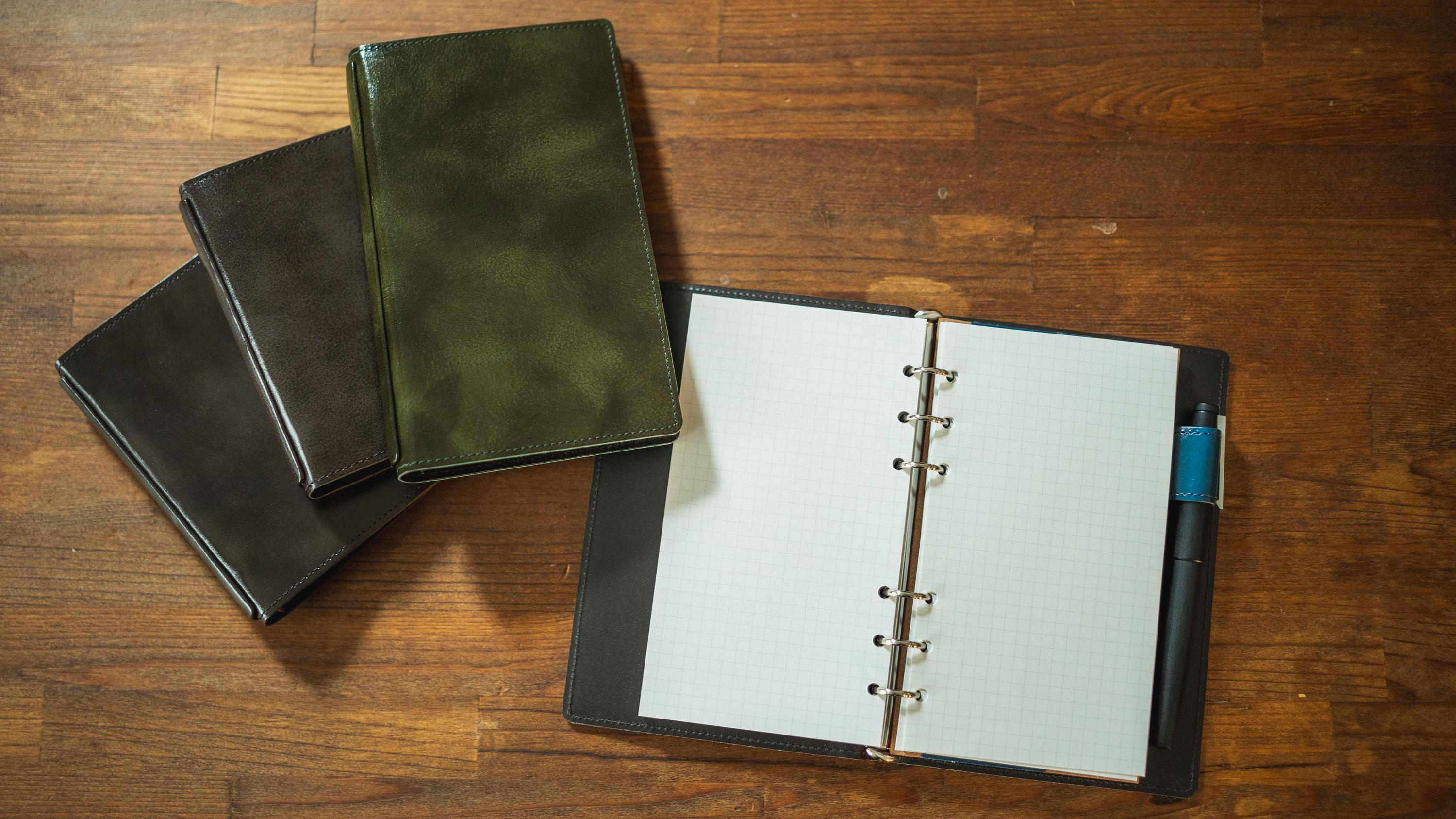 書くことに全集中させてくれるフラット設計。上質レザーの「YOSHINA