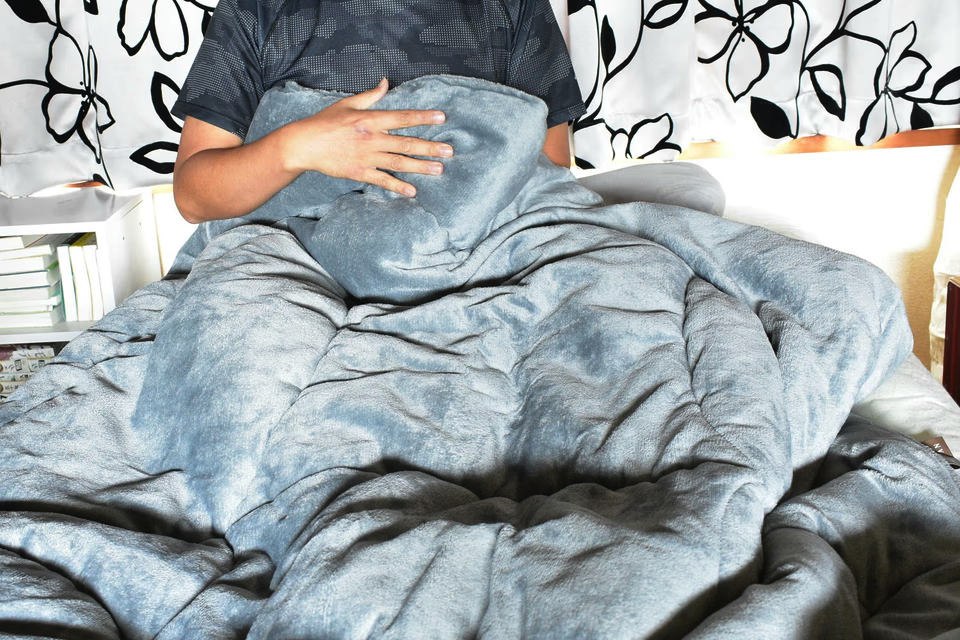 最終値下　モリリン　抜群の暖かさ蓄熱羽毛掛け布団　パールグレー色新品未使用品 最終値下 モリリン 抜群の暖かさ蓄熱羽毛掛け布団 パールグレー