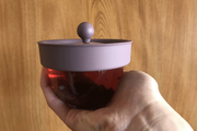 茶こし不要で360&deg;どこからでも注げるポット。フタの「隙間」で茶葉を止めるって、発明すぎ！