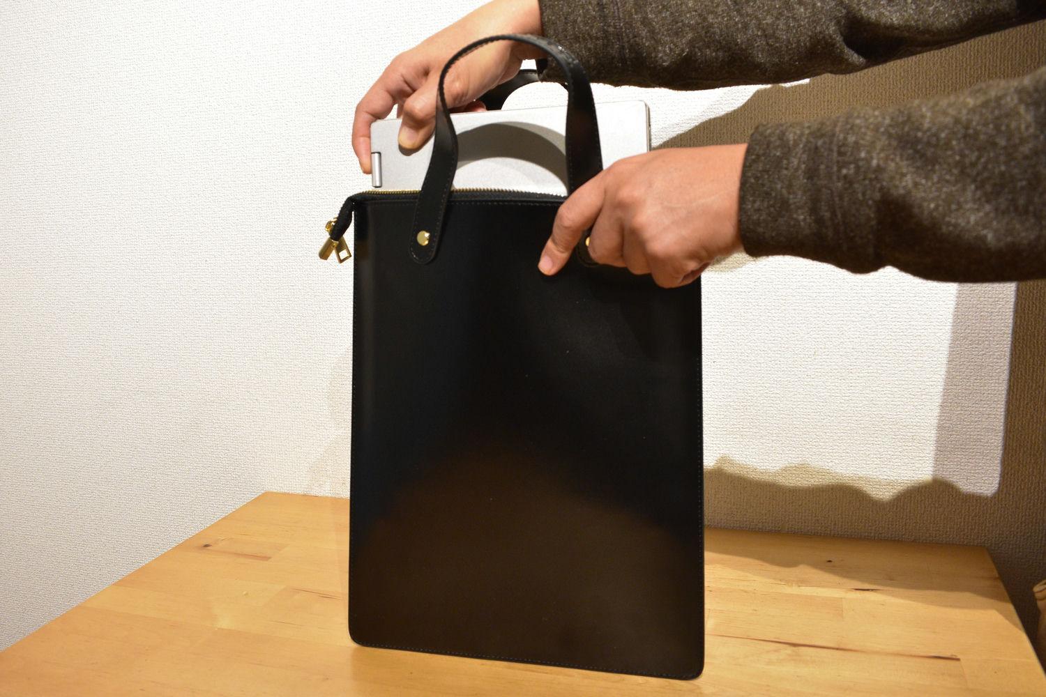 14インチPCも収納OK。本革なのに350gわずか4mmのスマートビジネス