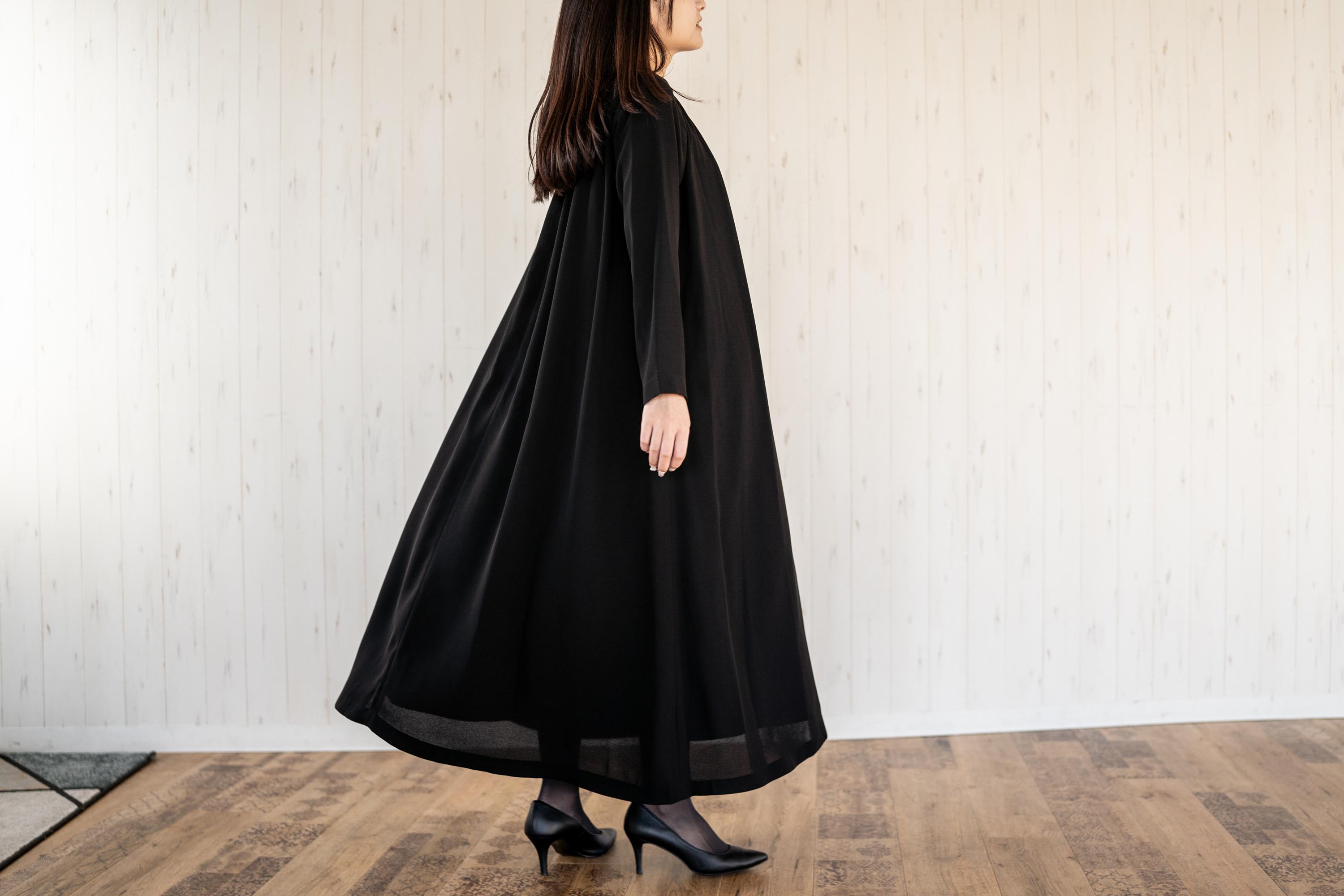 急に必要になるブラックフォーマル。準備しておくなら体型変化に優しく