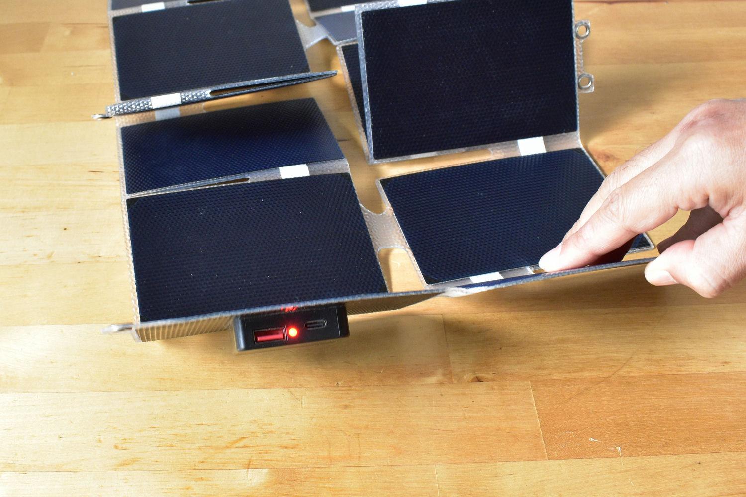 スマホサイズの次世代ソーラーパネル。「SolarX14」なら曇りでも発電OK