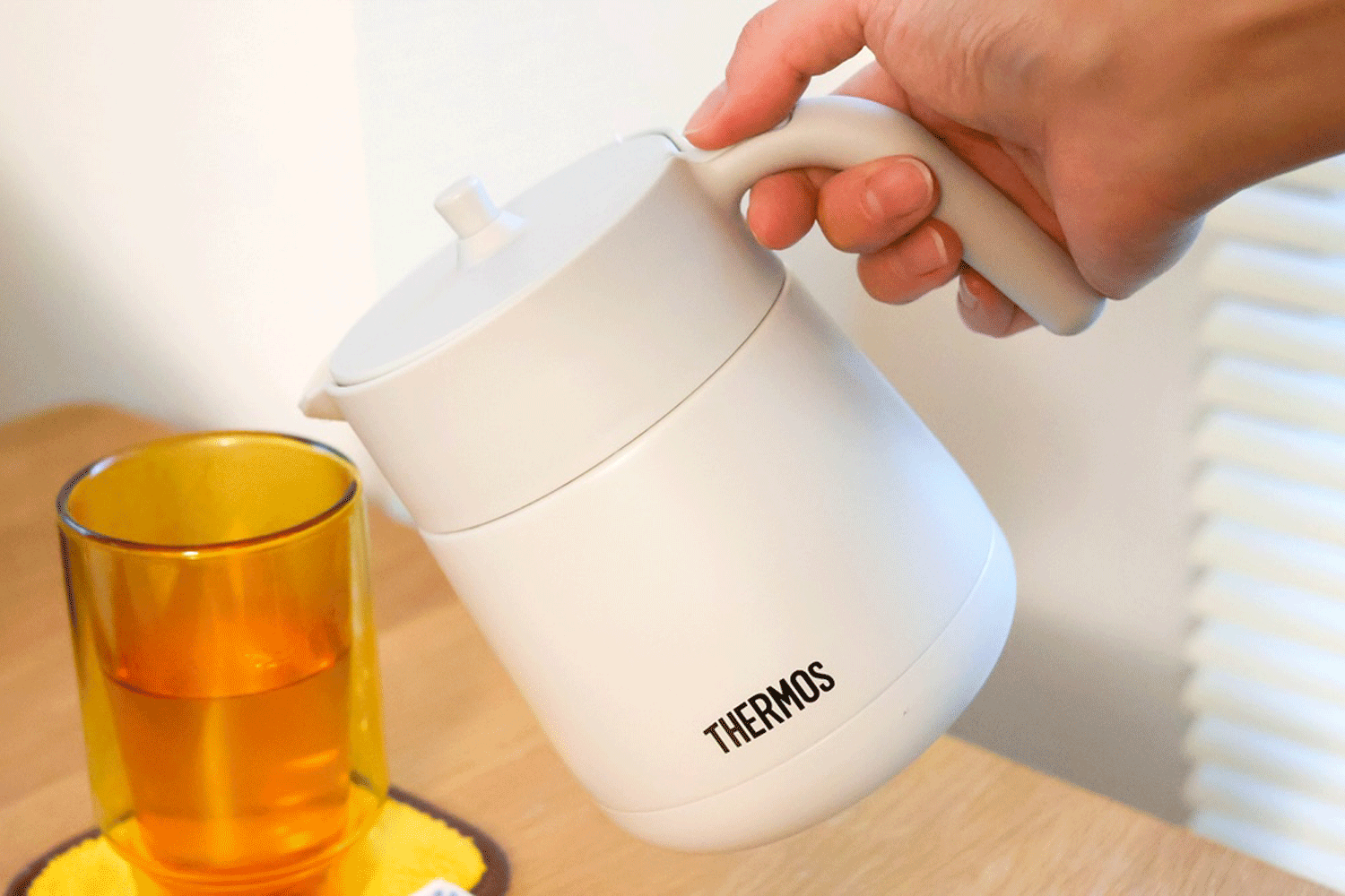 魔法びん構造の「サーモスの急須」なら飲み頃キープ！しかも片手で