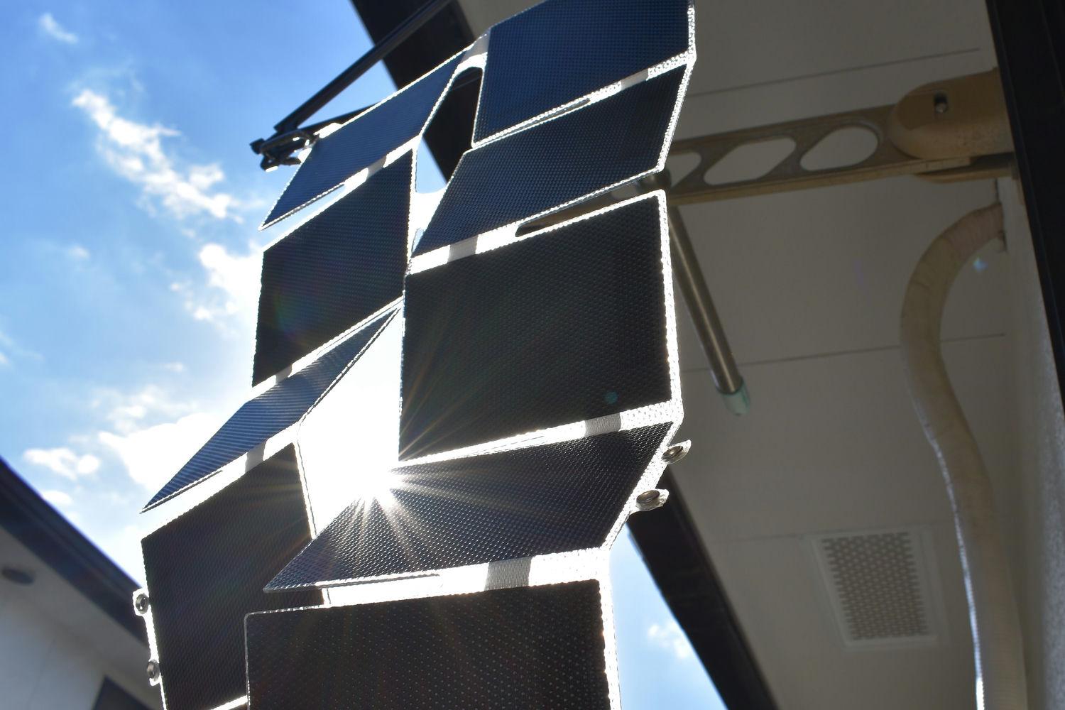 スマホサイズの次世代ソーラーパネル。「SolarX14」なら曇りでも発電OK