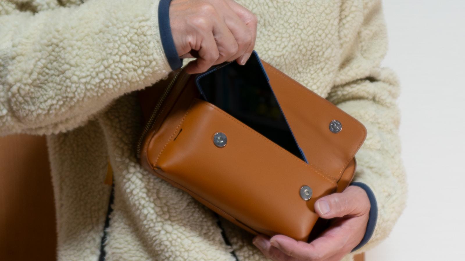 カジュアルにもジャケットにも合う。多機能本革ボディバッグが使いやす