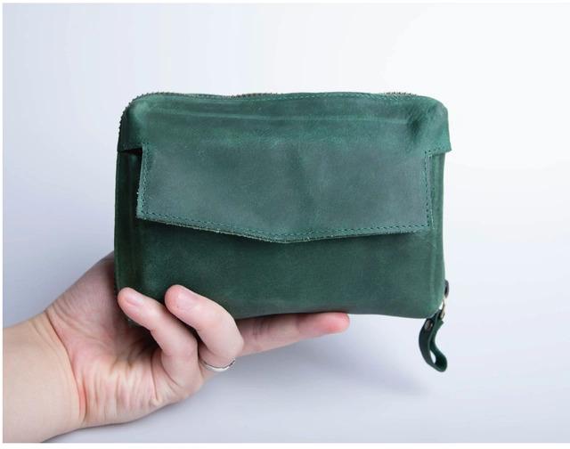 180度開くから中身が一目瞭然！ バッグにもなる本革ポーチは使い方自由