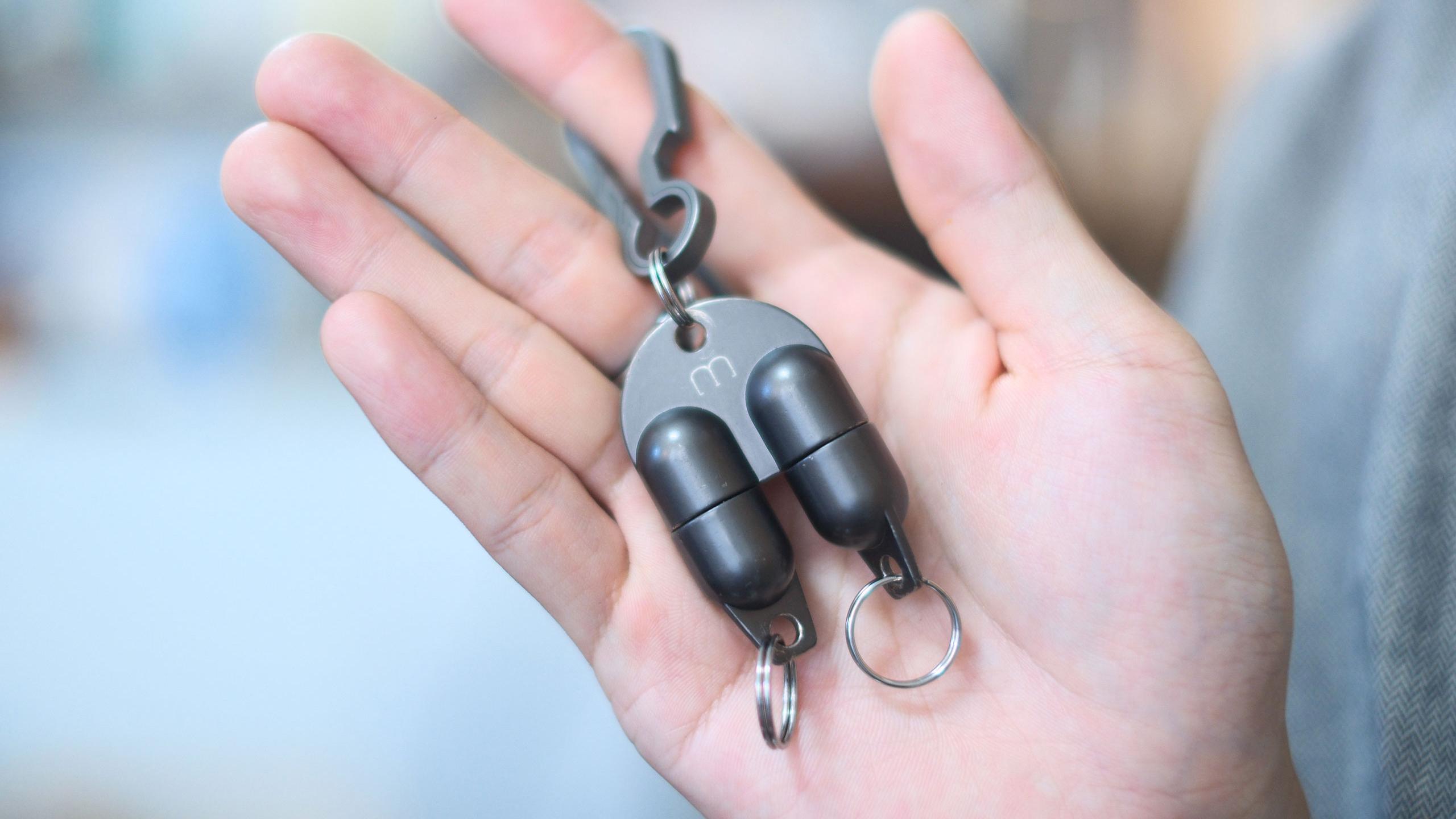 必要な鍵をサッと交換して持ち歩ける。強力マグネットのキーホルダー