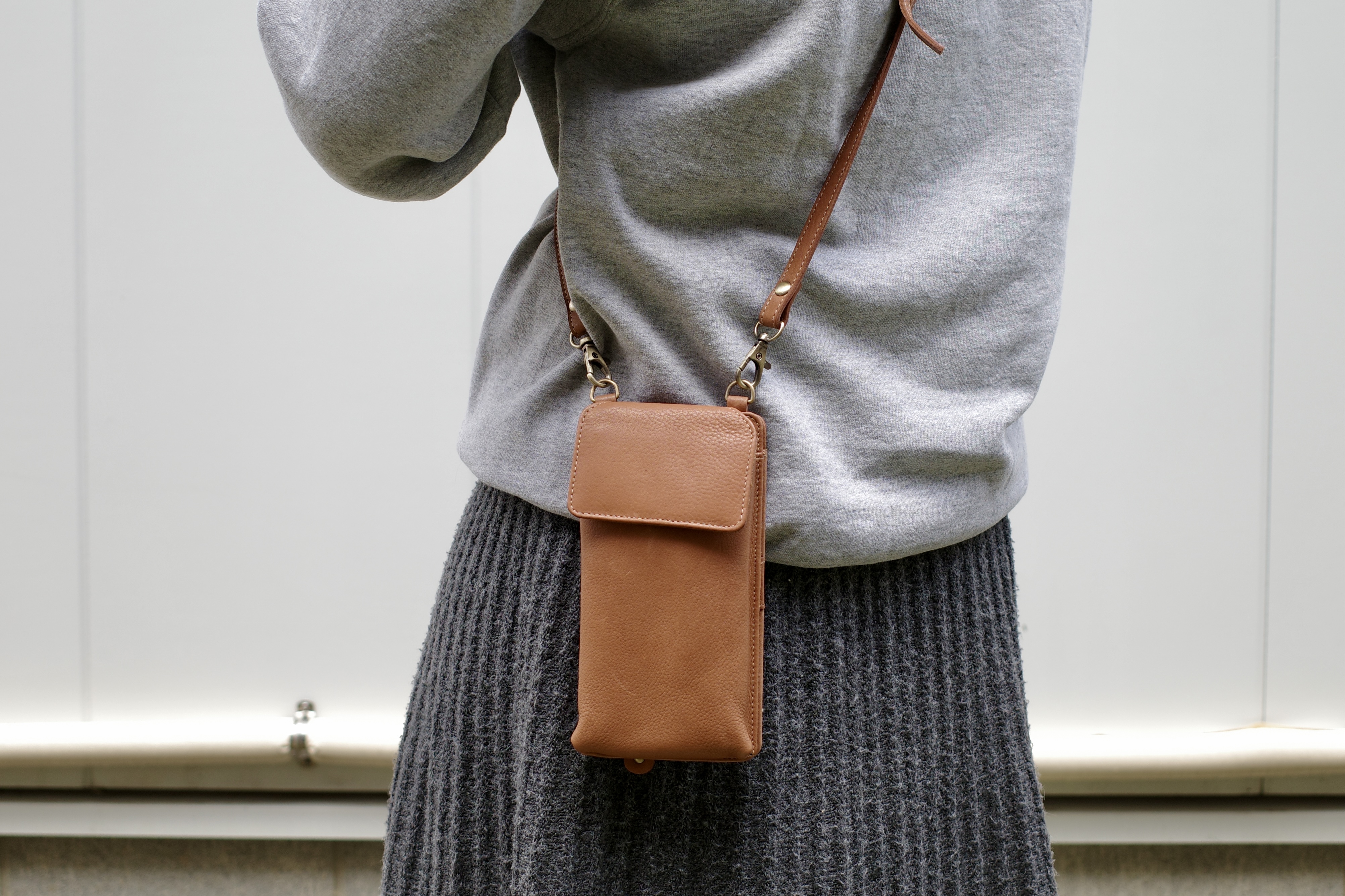 ちょっとしたお出かけに便利なショルダーバッグに見えるコレ、実は長