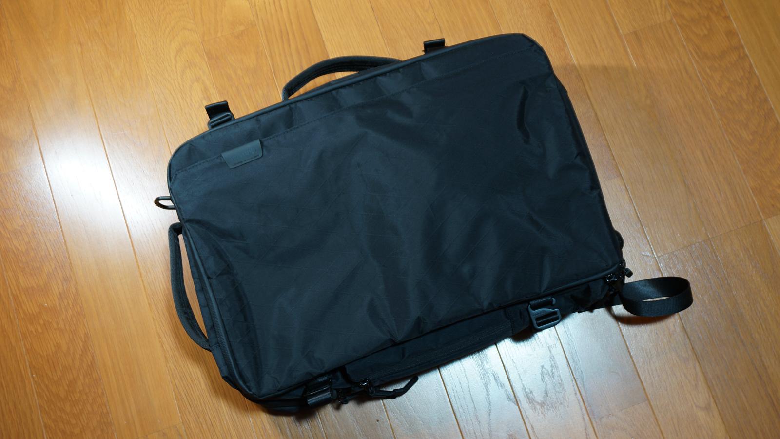 耐久力と防水性能に優れた生地を全面採用。旅行からビジネスまで使える