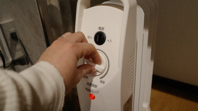 もう足元を冷やさない！小型オイルヒーターで冬のデスクワークを快適に