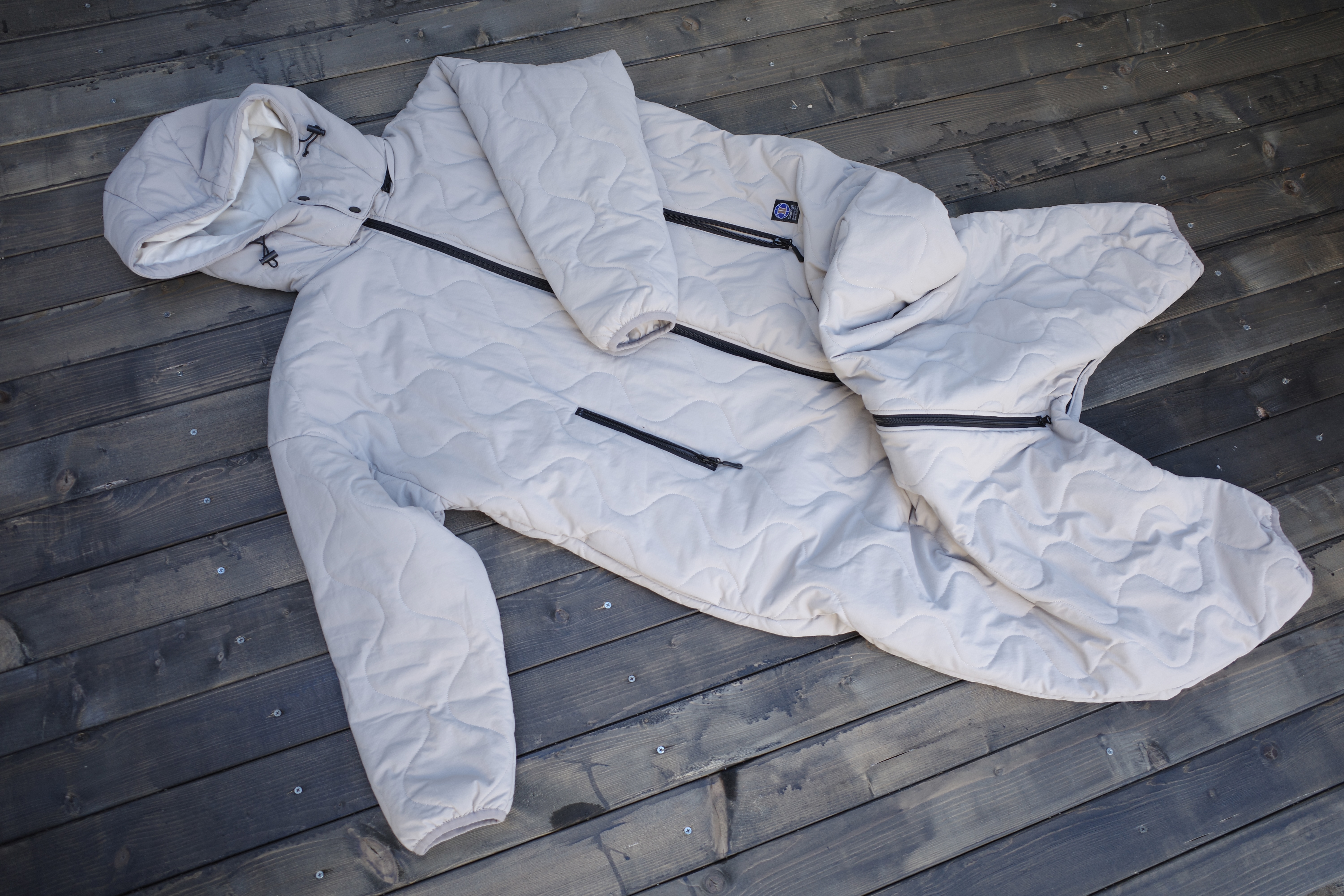 エアコンなしも夢じゃない!? 究極の節電&災害時に頼れる「着る寝袋」の