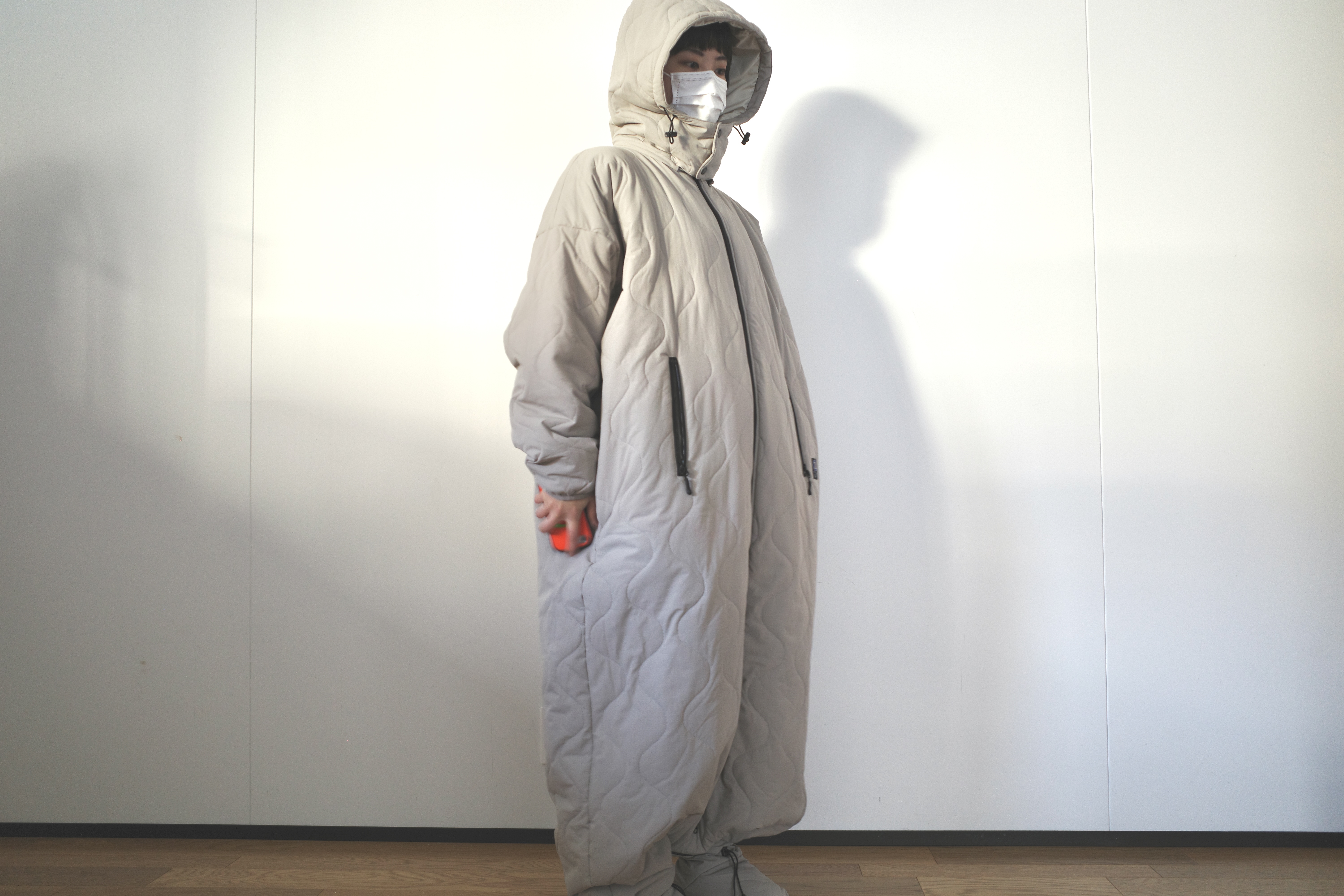 エアコンなしも夢じゃない!? 究極の節電&災害時に頼れる「着る寝袋」の