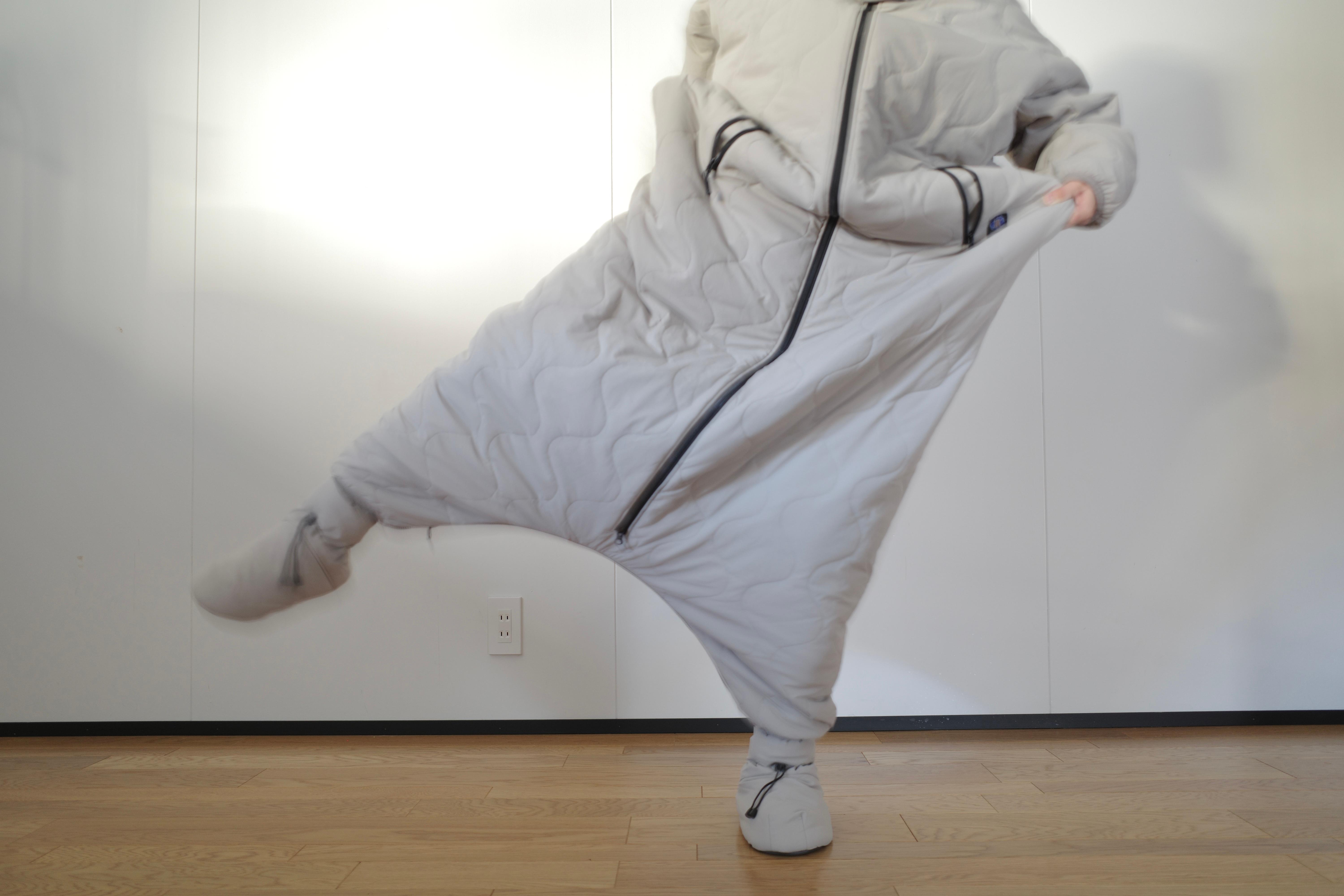 エアコンなしも夢じゃない!? 究極の節電&災害時に頼れる「着る寝袋」の
