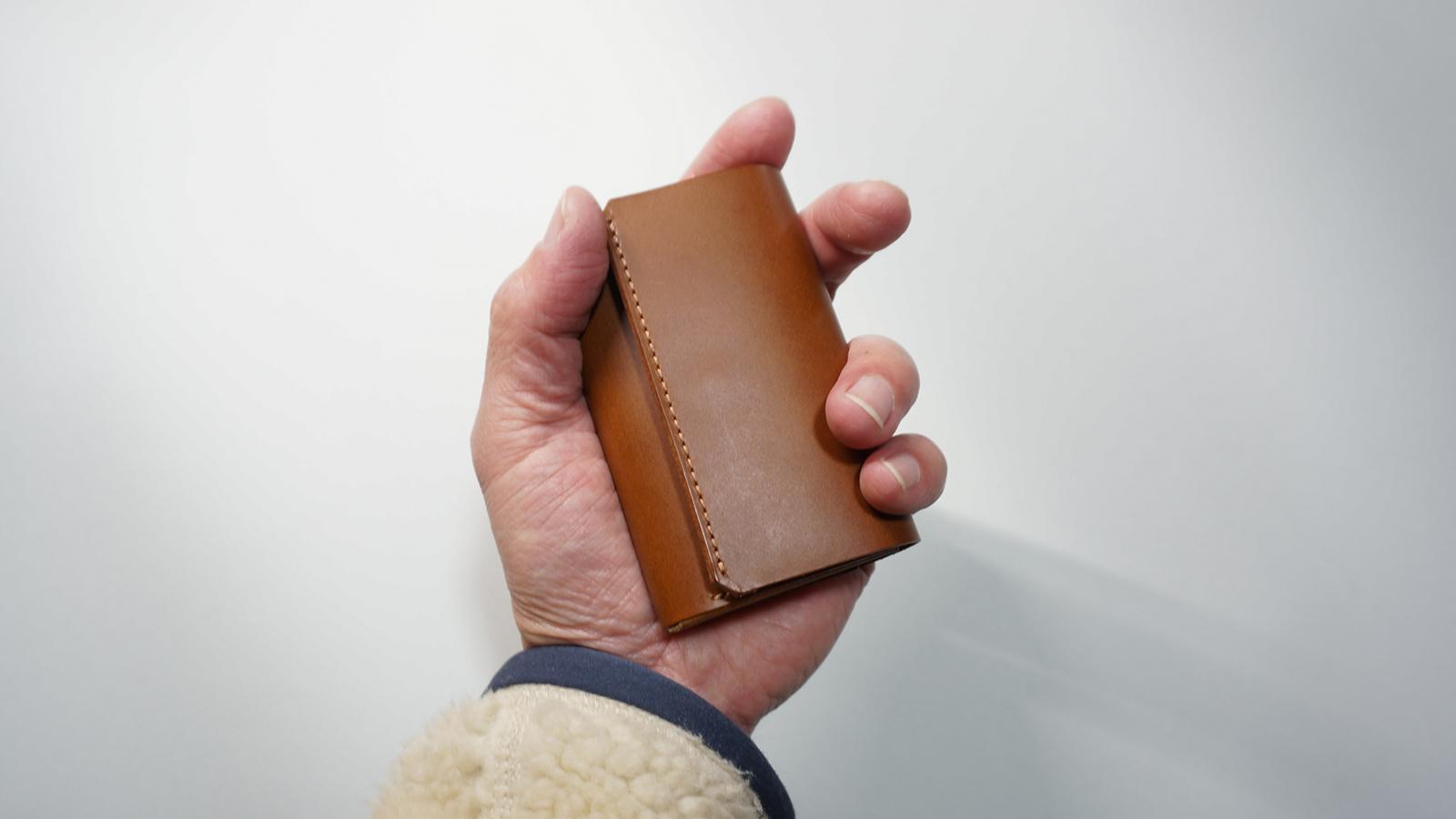 手のひらにすっぽりサイズの極小革財布。見た目も美しくカード、紙幣