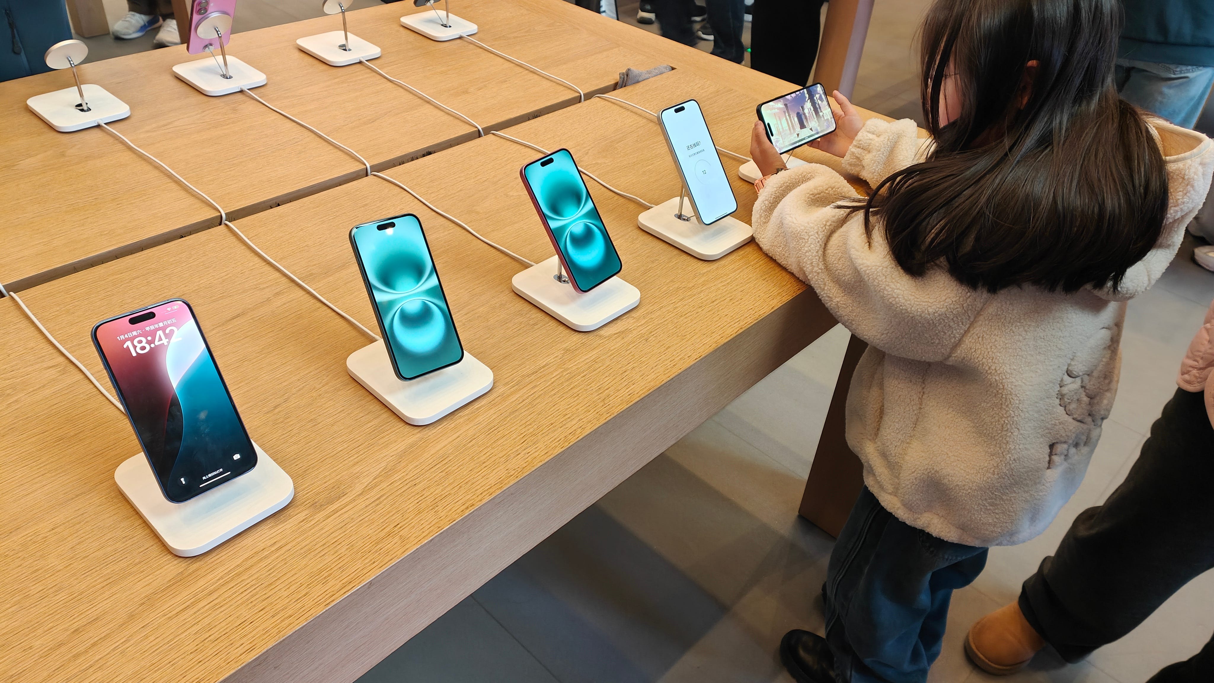 アップルのスマホ世界シェアが低下…AI搭載iPhoneは大きな変化を