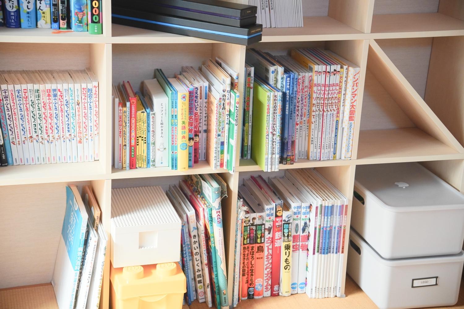 デザイン性の高さに唸る壁一面の本棚。家中の本をまとめて整理できて
