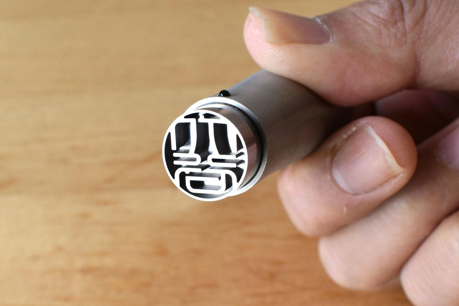 文字が浮かび上がる特別な印鑑。「未来印」が捺印体験に感動をもたらす