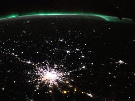 公式発表」は怪しい？ スウェーデンは宇宙から見た夜のモスクワの画像