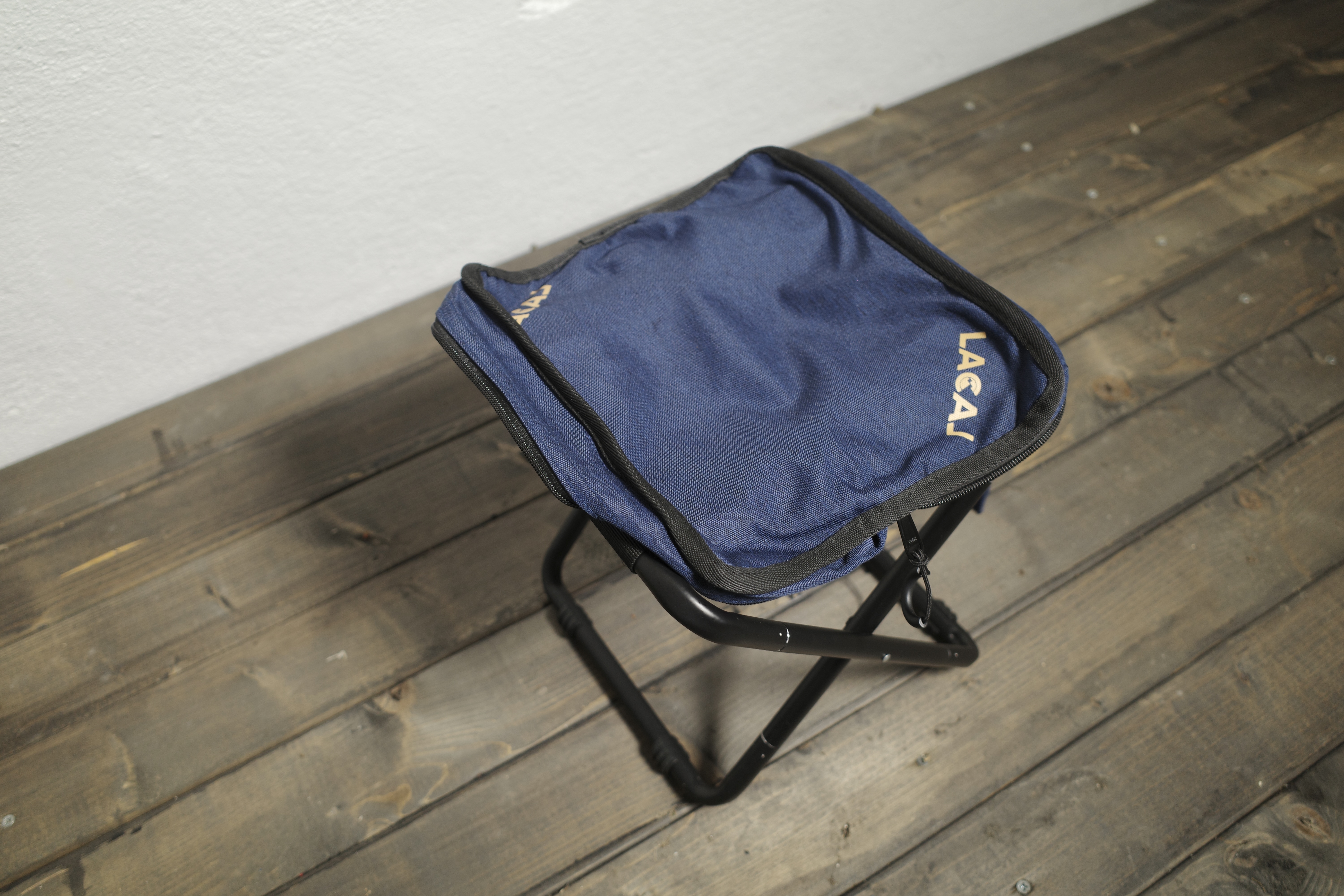 組み立ても片付けも一瞬で完了。座り心地も妥協なしの持ち運びに便利な