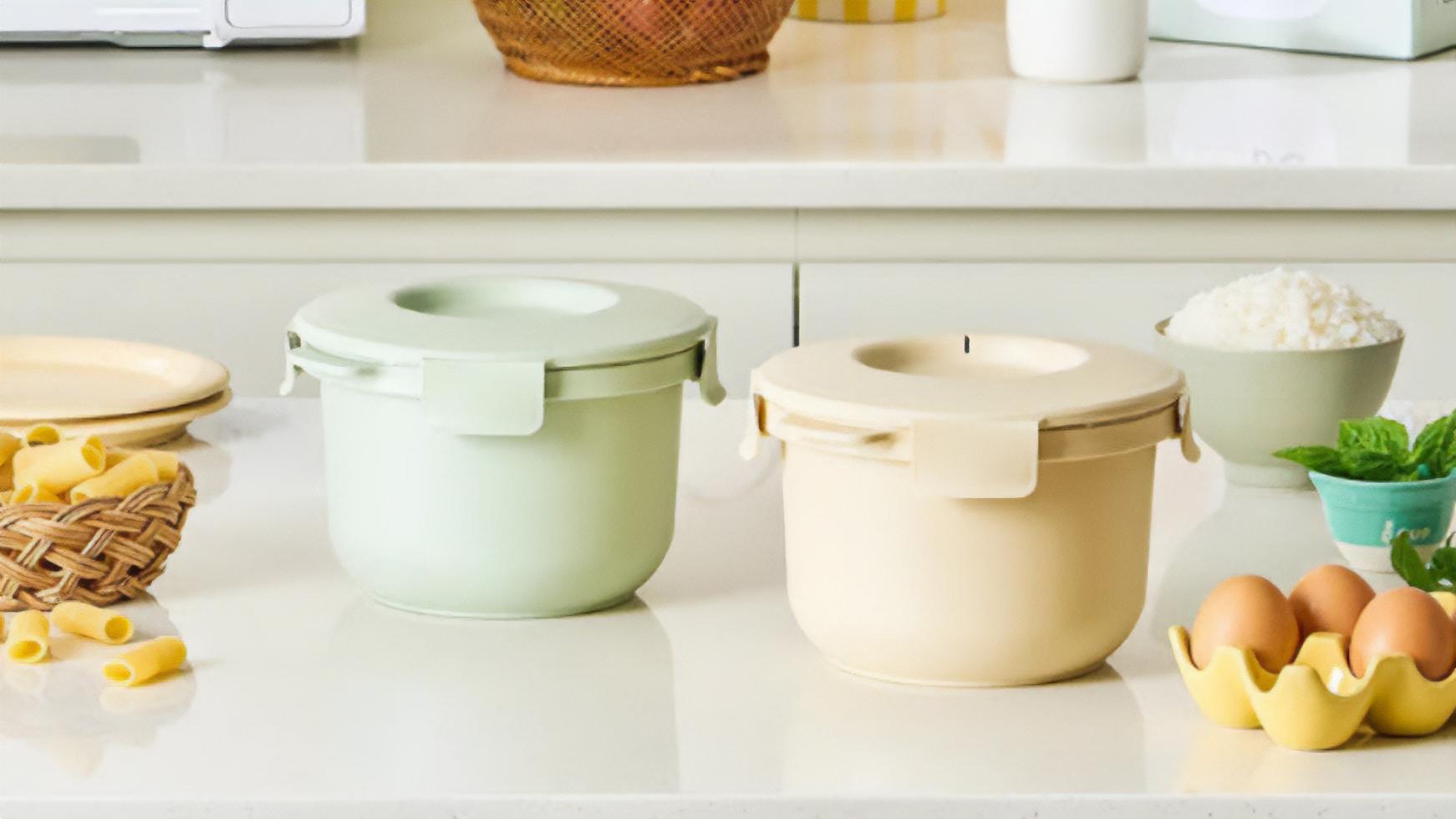 水分たっぷりの炊きたてごはんでカロリーを抑制。お手軽レンジ炊飯器