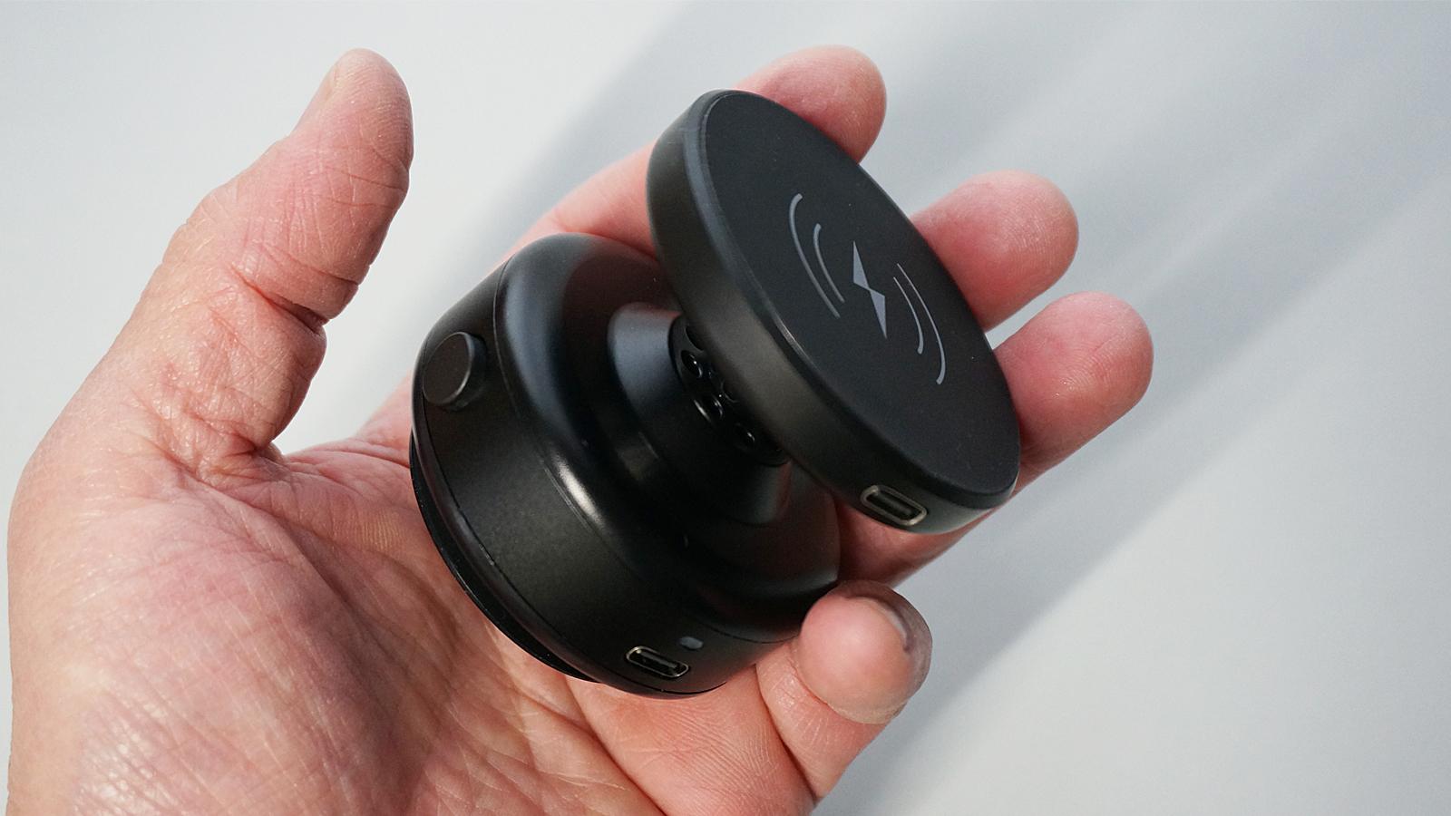 確認用です スマホを自由自在に固定できる。ワイヤレス充電にも対応した真空吸着