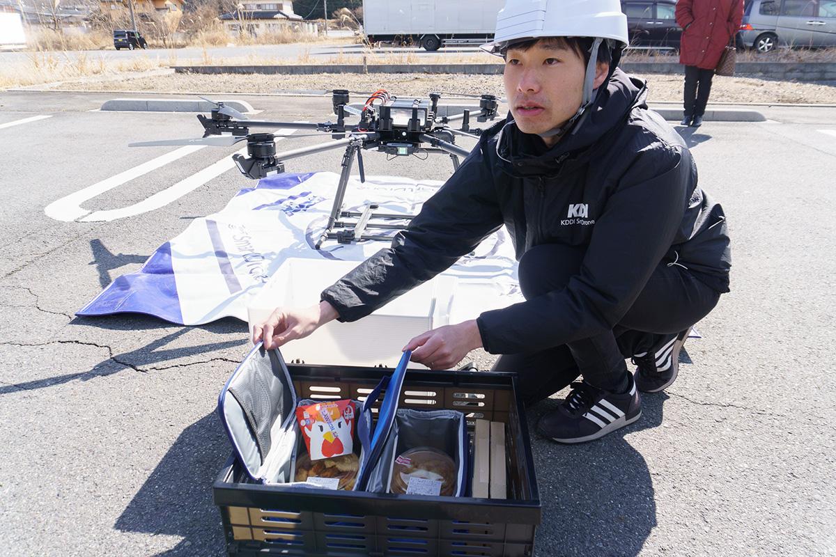 からあげクン、空を飛ぶ──ローソンとKDDIがドローンで過疎地の