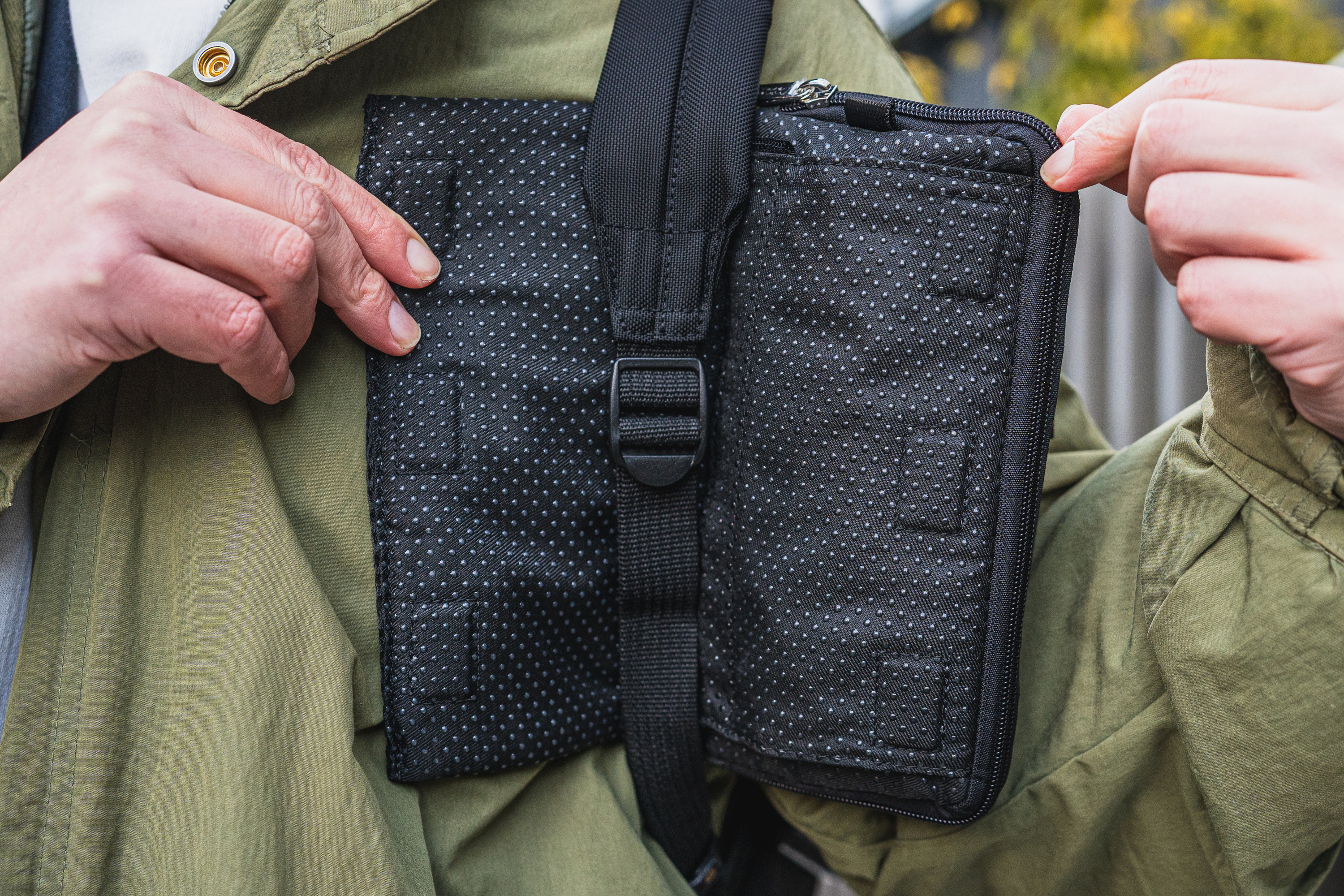 +poket CUSTOM スマホショルダーバッグ ブラック スマホや小物用にちょうどいい。バックパックに「＋poket CUSTOM」を足