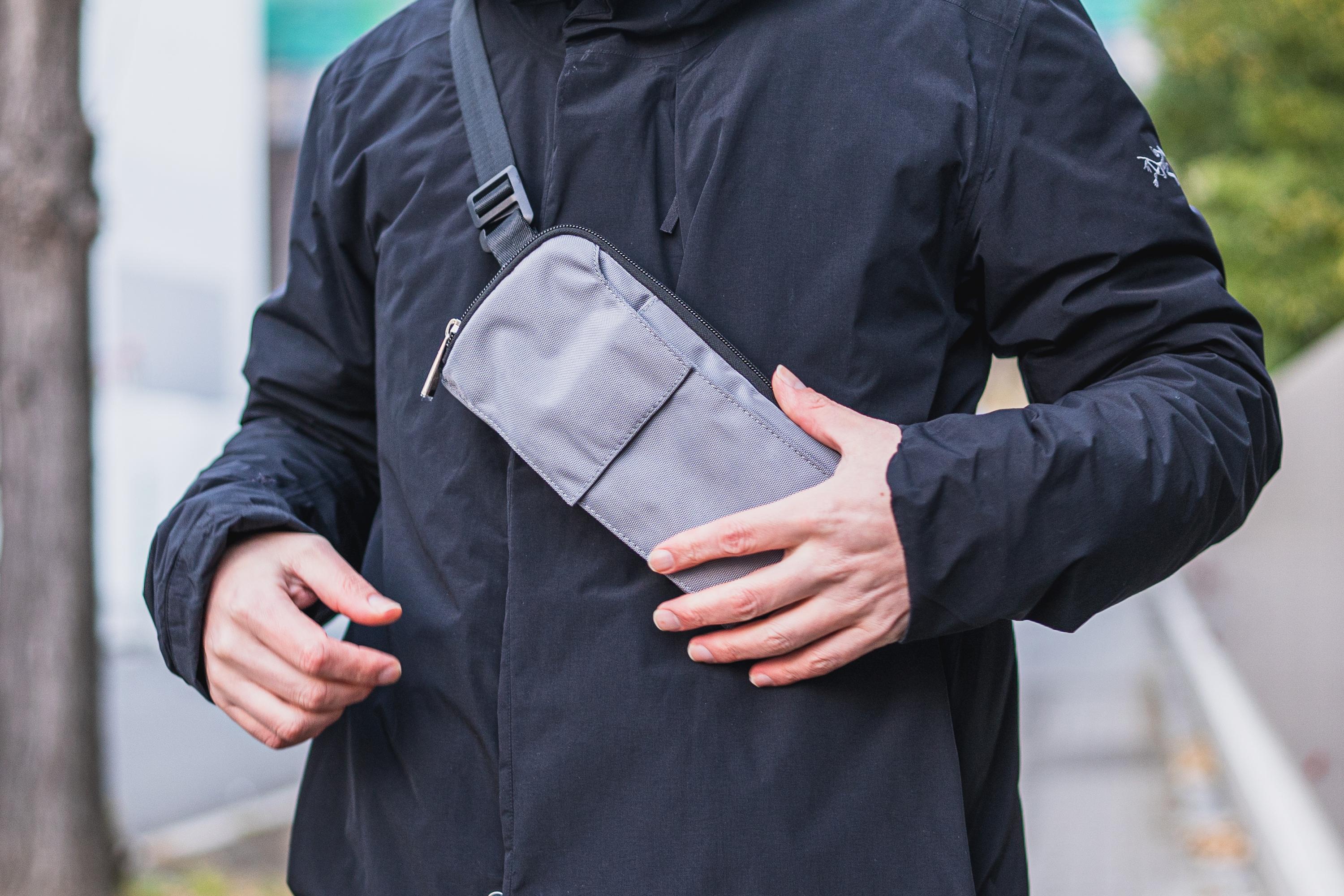 スマホや小物用にちょうどいい。バックパックに「＋poket CUSTOM」を足