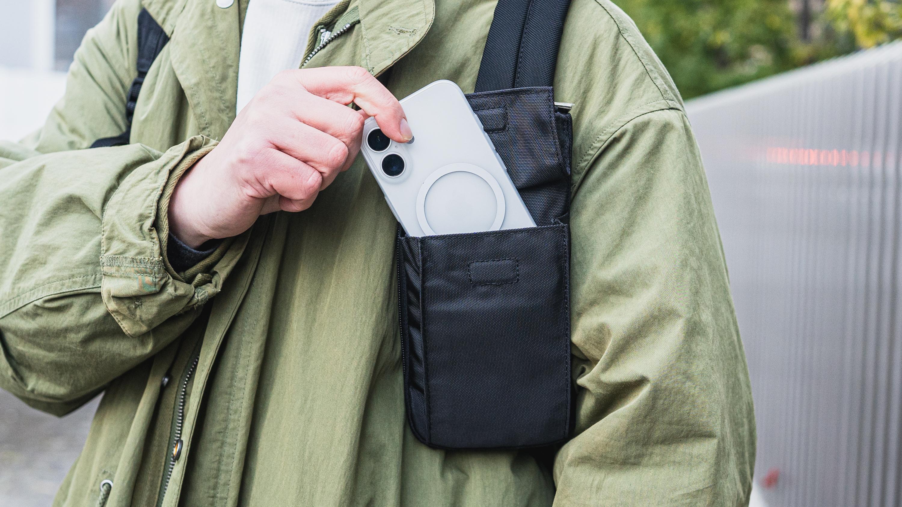 スマホや小物用にちょうどいい。バックパックに「＋poket CUSTOM」を足