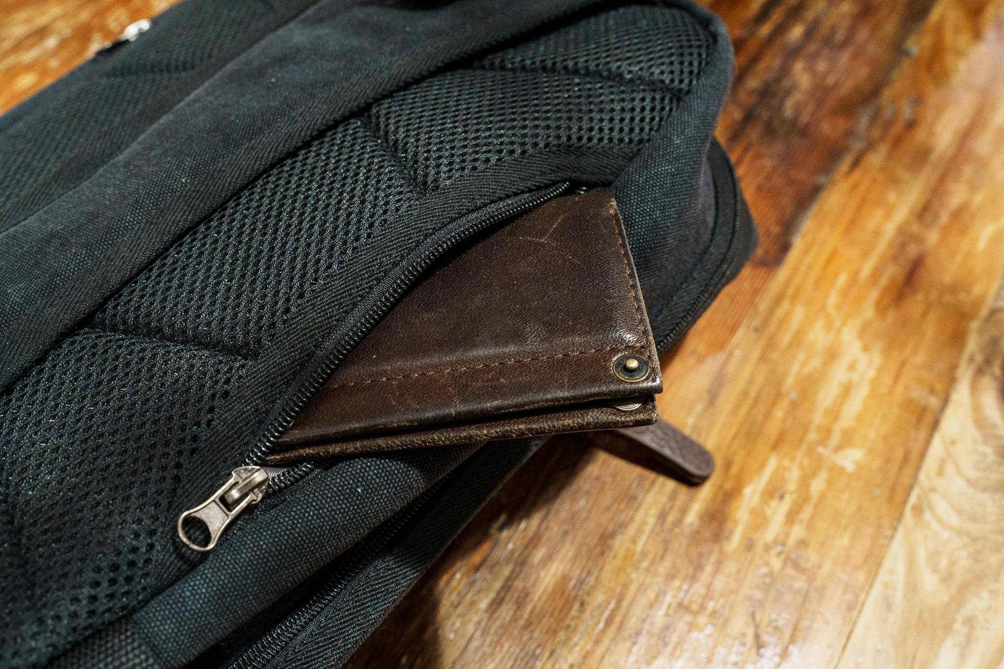 スリムなのに大容量。13ポケット搭載の帆布スリングバッグが仕事も旅も