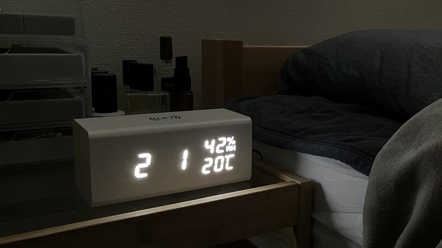 枕元が時計や充電器でゴチャゴチャ…。ニトリの「ブロックみたいなコレ