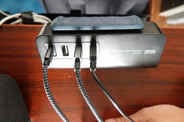 昇降デスクの「配線の煩わしさ」を解放!クランプ式充電器への 昇降デスクの「配線の煩わしさ」を解放!クランプ式充電器への