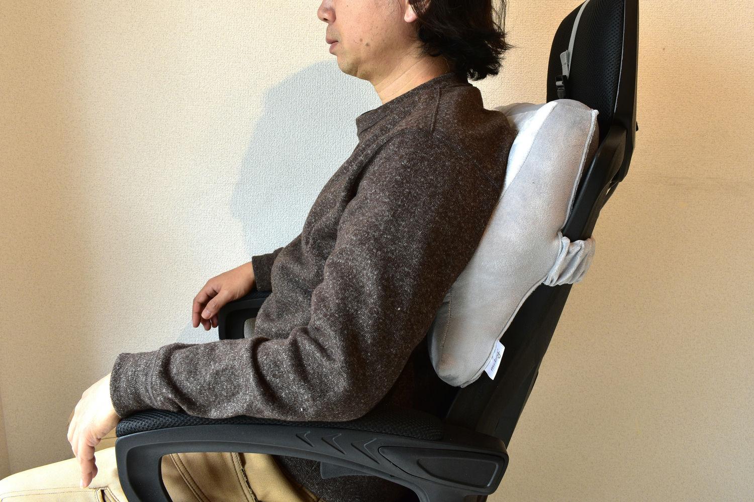理想の座り姿勢をサポートする4D立体クッション。安心して背中を任せ