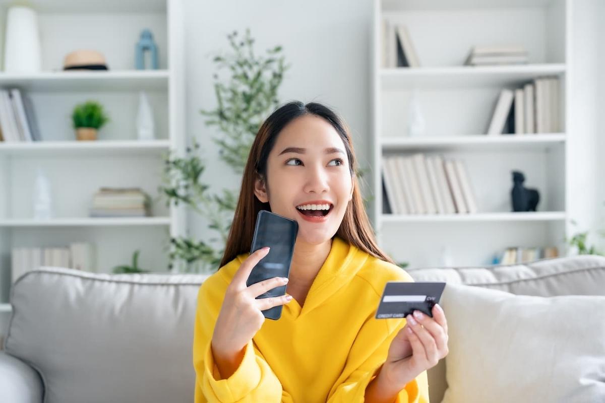 VISAが最強？大学生におすすめのクレジットカード｜女性が得する6枚を厳選 | ライフハッカー・ジャパン