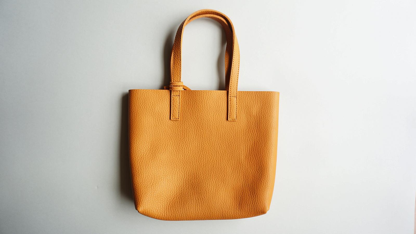 こんなサイズが欲しかった” を形にした。機能美宿るミニレザートート