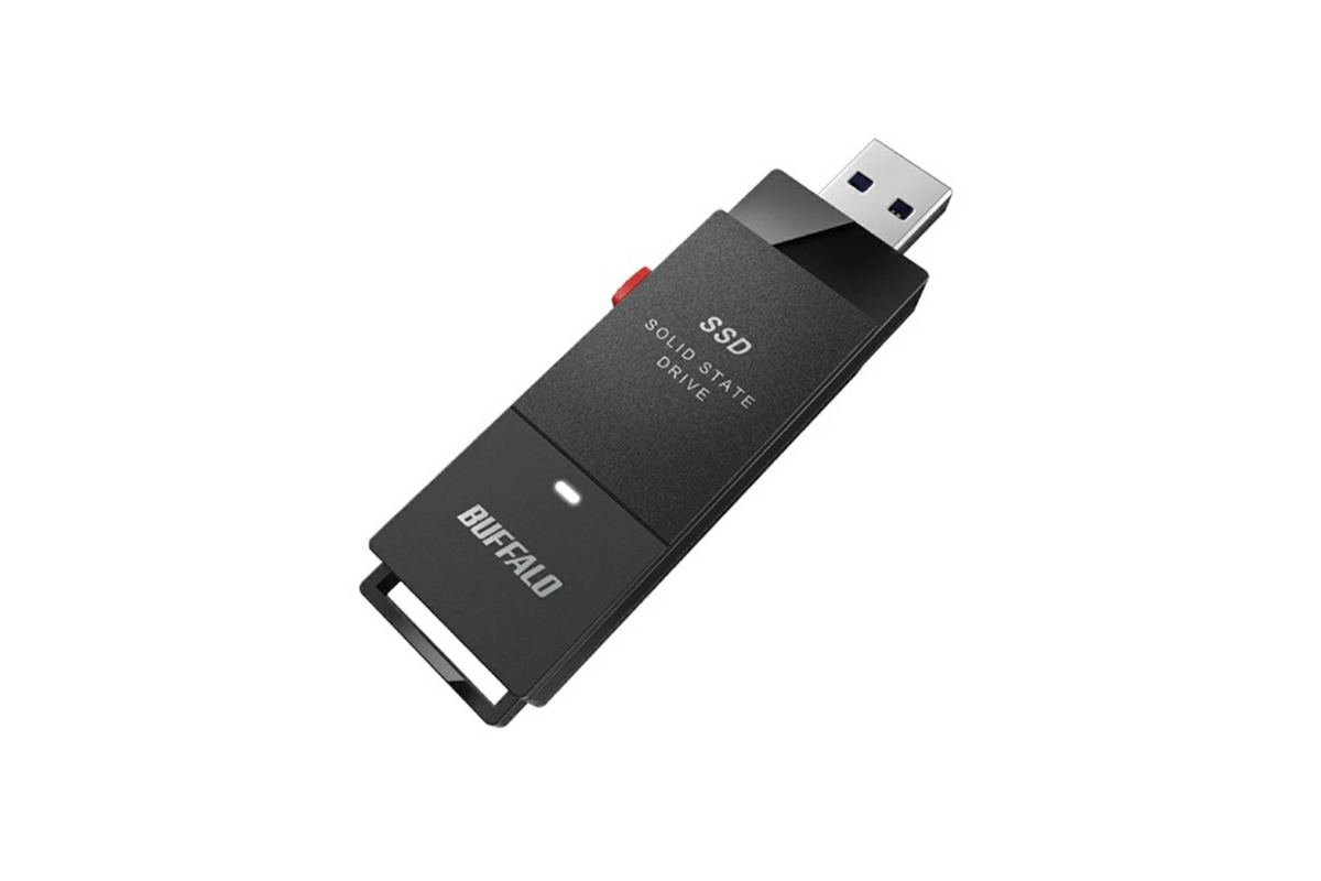 ケーブルレスで直挿しはラクだ。バッファローのスティック型SSD 1TBが