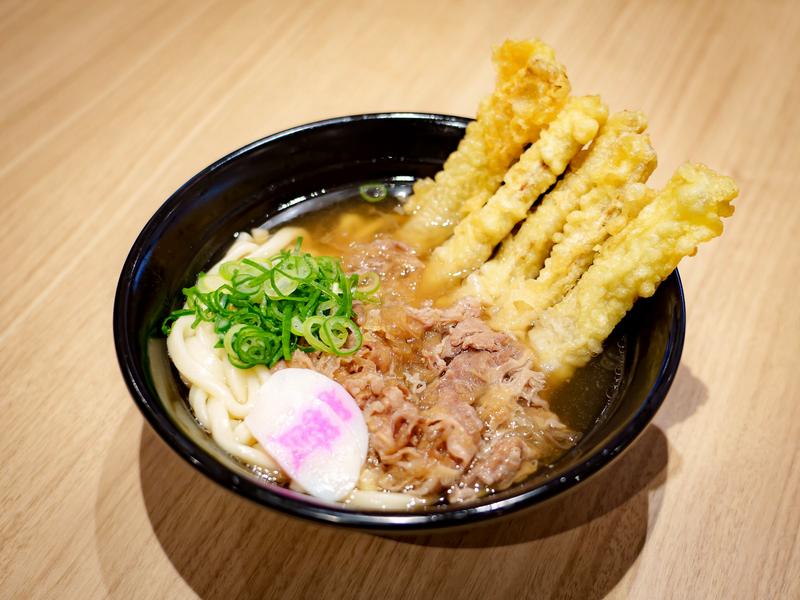 人気No.1「肉ごぼ天うどん」790円（税込）。