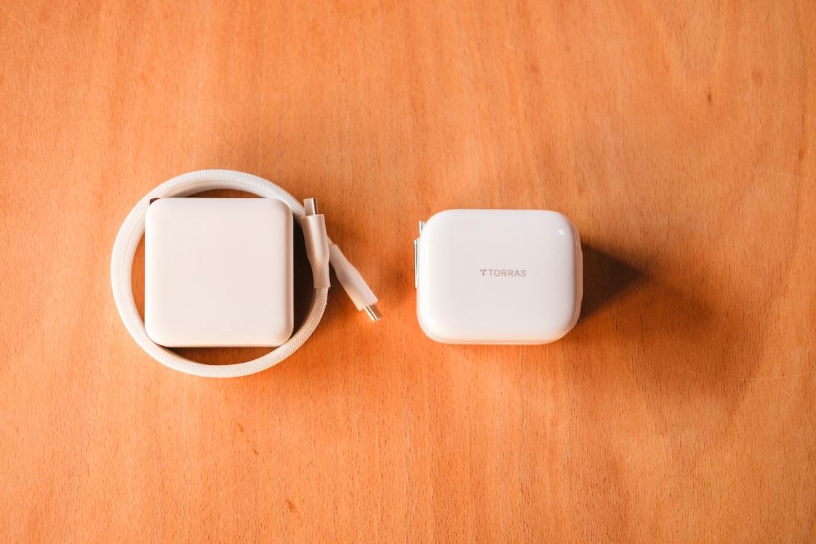 イヤホン？いえ、巻き取り式「充電ケーブル」です。こんなに便利だと