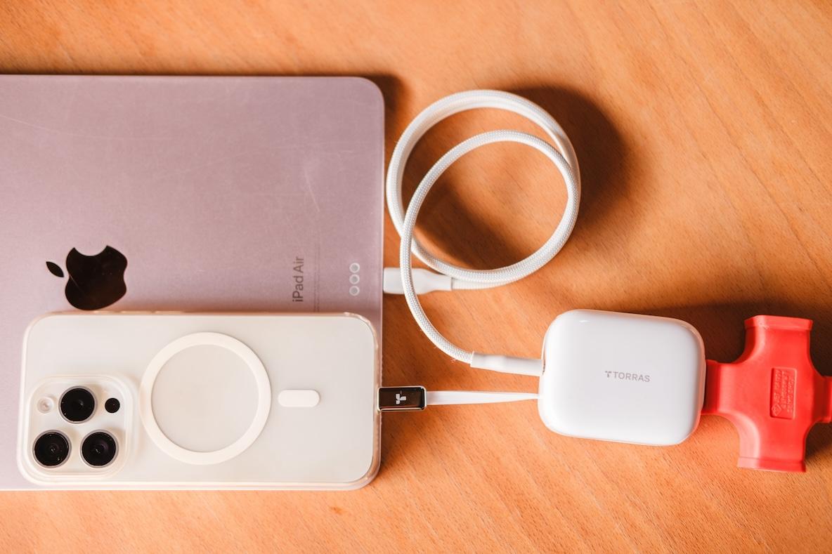 イヤホン？いえ、巻き取り式「充電ケーブル」です。こんなに便利だと