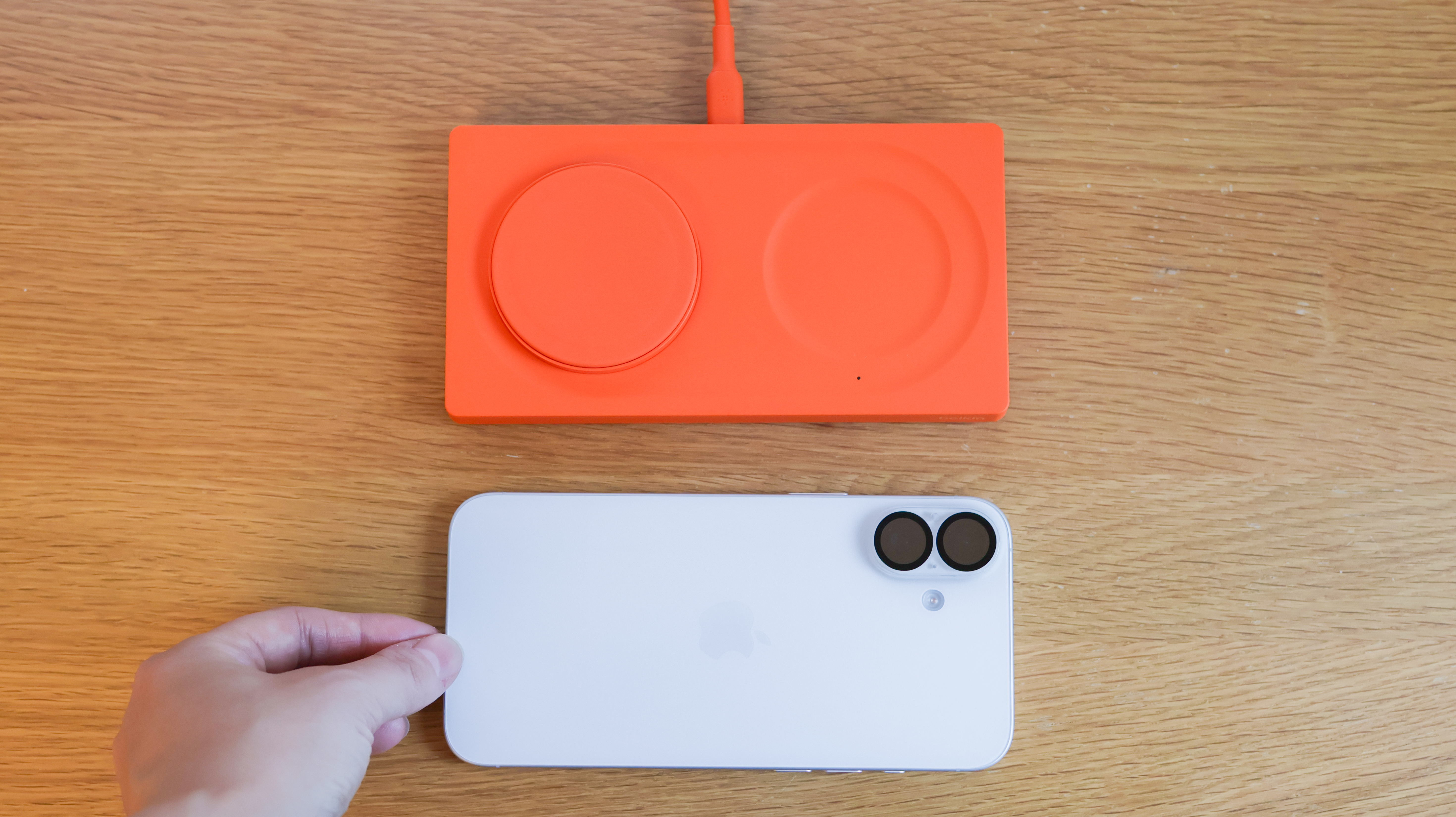 見た目に一目惚れ。iPhoneもイヤホンの同時に充電できるBelkinの