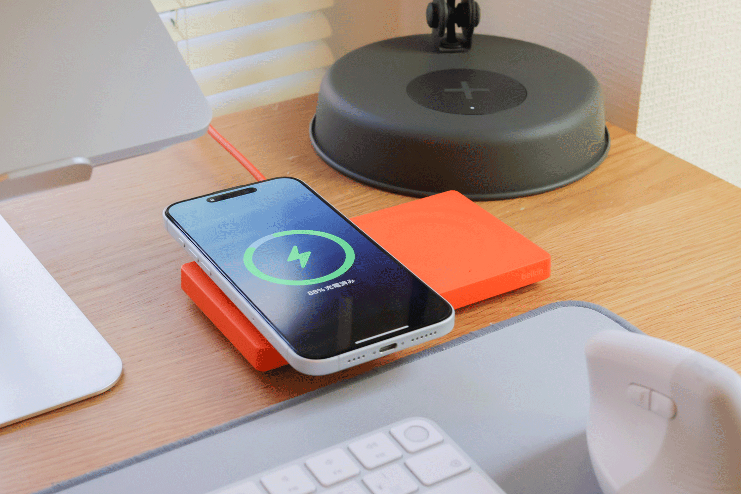見た目に一目惚れ。iPhoneもイヤホンの同時に充電できるBelkinの