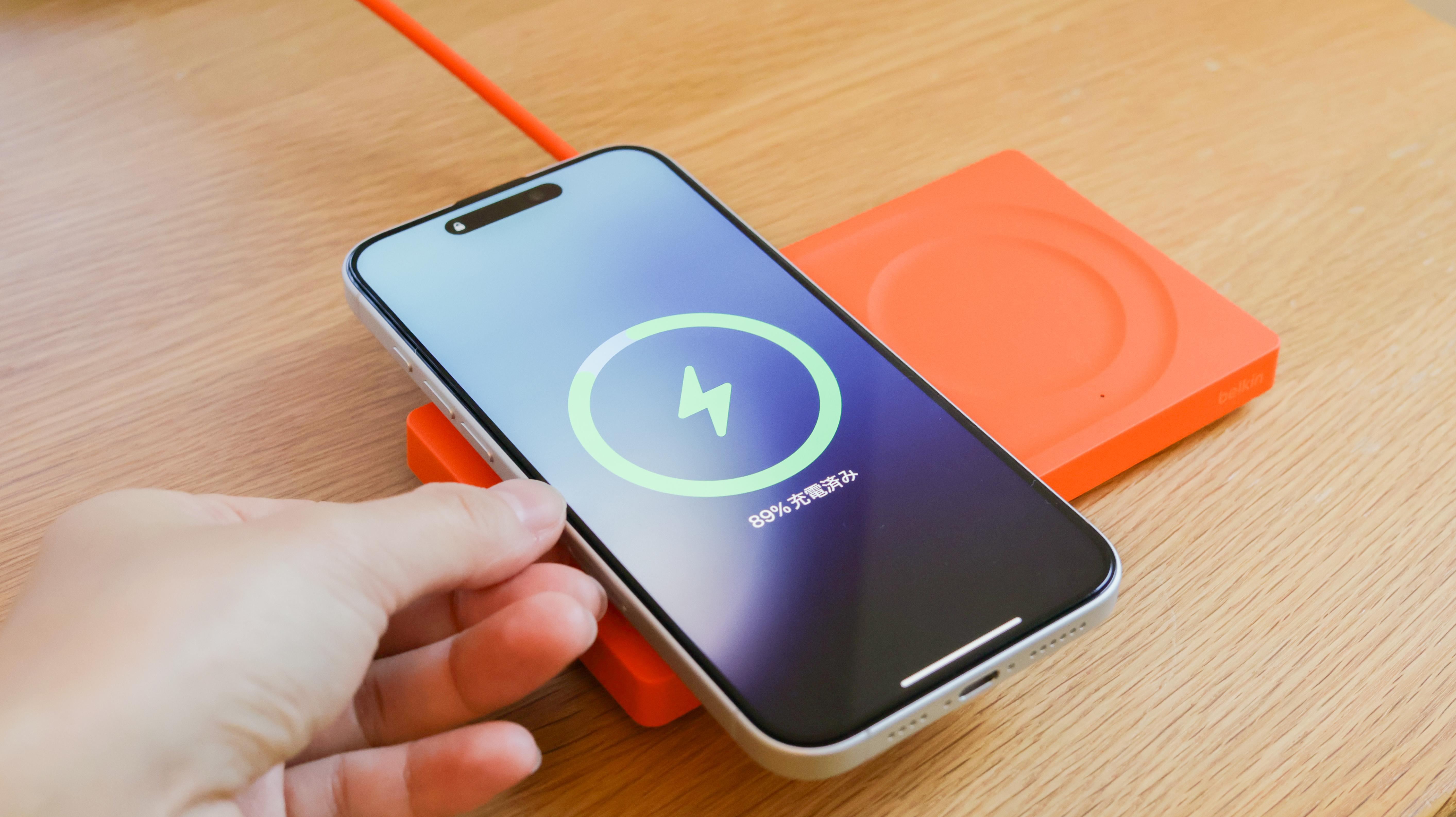 見た目に一目惚れ。iPhoneもイヤホンの同時に充電できるBelkinの